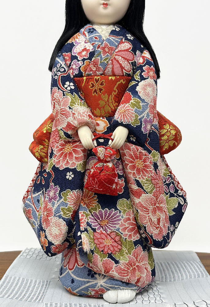 Elegante bambola giapponese "Furisode" realizzata con la pregiata tecnica Kimekomi (28,5 cm) - immagine 6