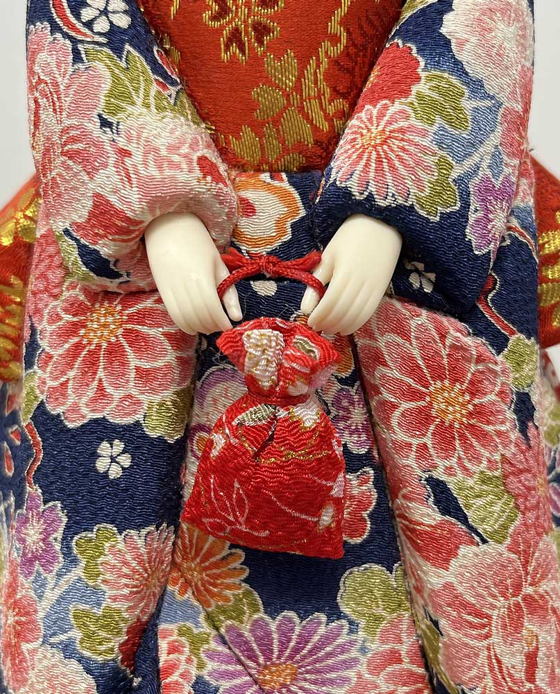 Elegante bambola giapponese "Furisode" realizzata con la pregiata tecnica Kimekomi (28,5 cm) - immagine 7