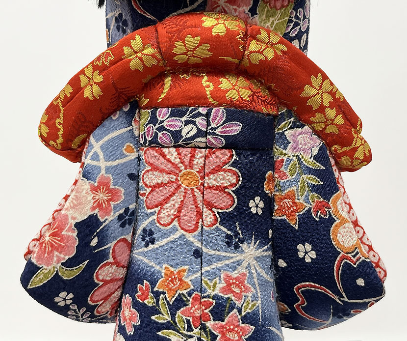 Elegante bambola giapponese "Furisode" realizzata con la pregiata tecnica Kimekomi (28,5 cm) - immagine 8