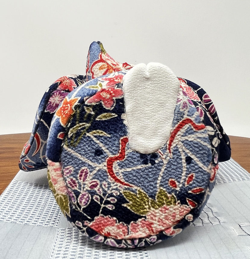 Elegante bambola giapponese "Furisode" realizzata con la pregiata tecnica Kimekomi (28,5 cm) - immagine 11