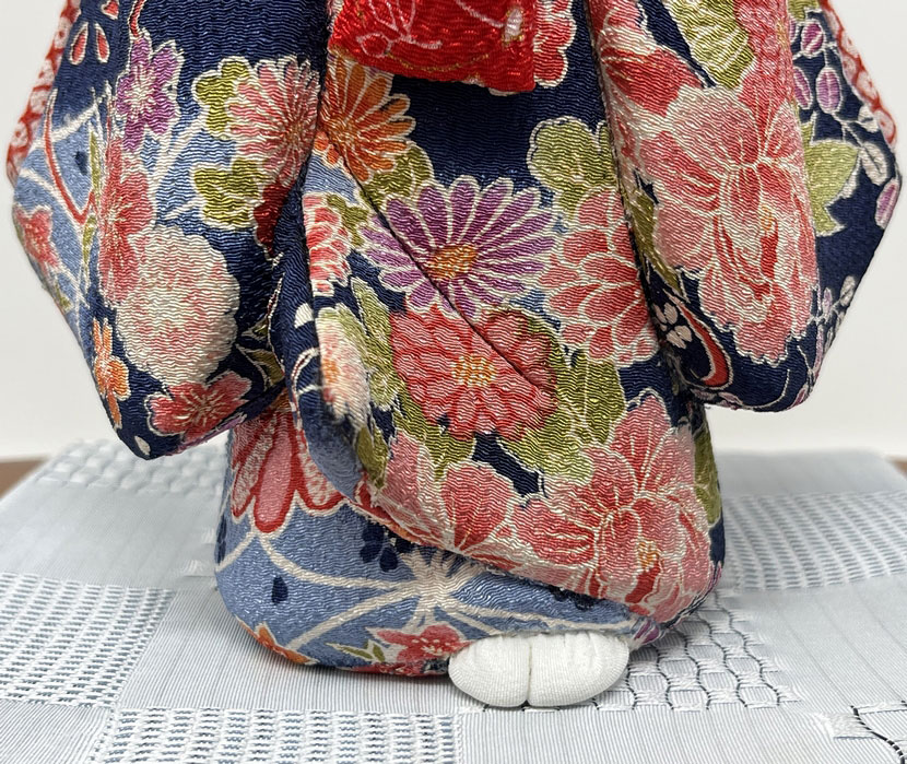 Elegante bambola giapponese "Furisode" realizzata con la pregiata tecnica Kimekomi (28,5 cm) - immagine 12