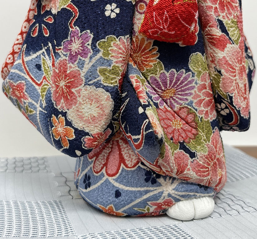Elegante bambola giapponese "Furisode" realizzata con la pregiata tecnica Kimekomi (28,5 cm) - immagine 13