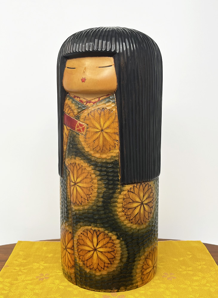 Esclusiva kokeshi vintage "Kikudō" - "Ragazza dei Fiori di Kiku" di Tatsuo Kato (30,5 cm) - immagine 2