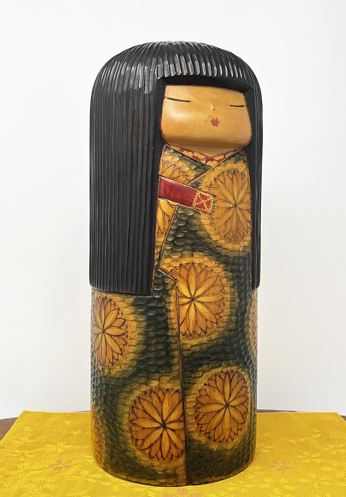 Esclusiva kokeshi vintage "Kikudō" - "Ragazza dei Fiori di Kiku" di Tatsuo Kato (30,5 cm) - immagine 4