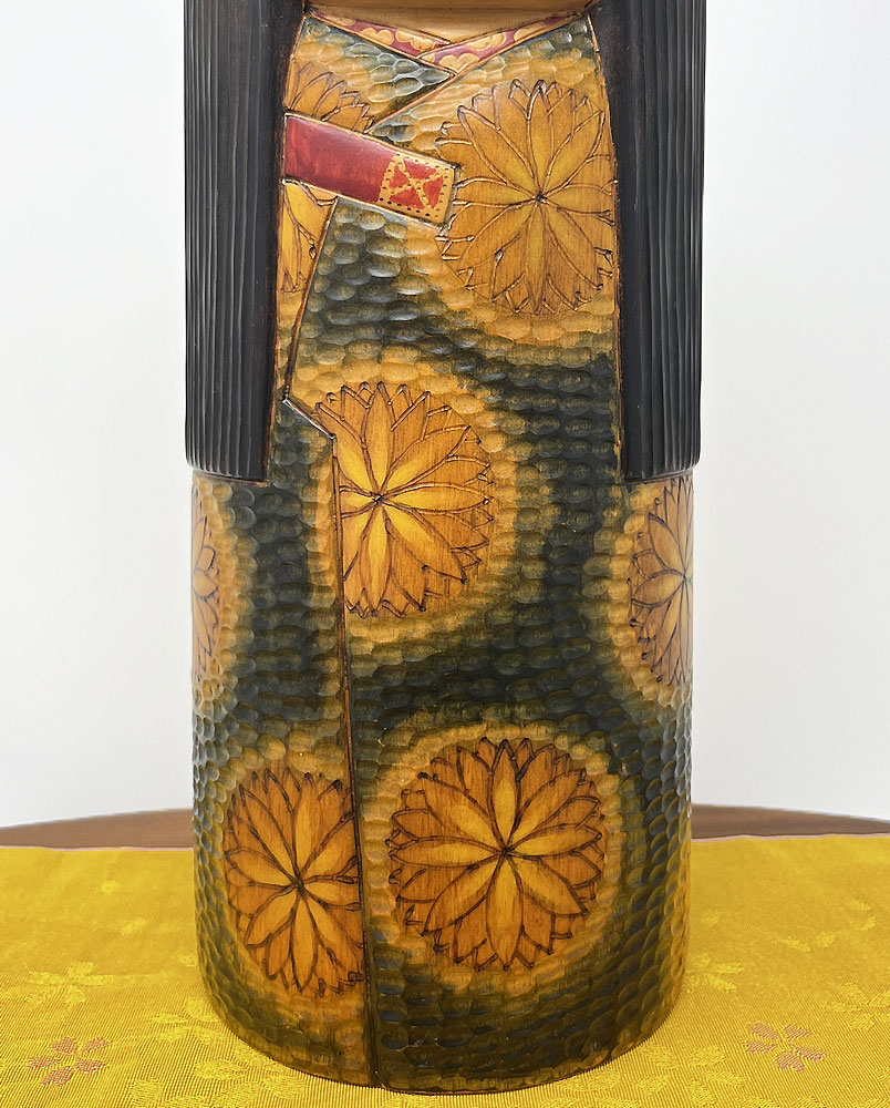 Esclusiva kokeshi vintage "Kikudō" - "Ragazza dei Fiori di Kiku" di Tatsuo Kato (30,5 cm) - immagine 6