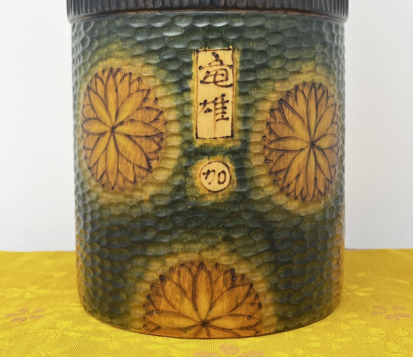 Esclusiva kokeshi vintage "Kikudō" - "Ragazza dei Fiori di Kiku" di Tatsuo Kato (30,5 cm) - immagine 11