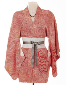 Haori Kimono rosso con raffinato motivo floreale shibori