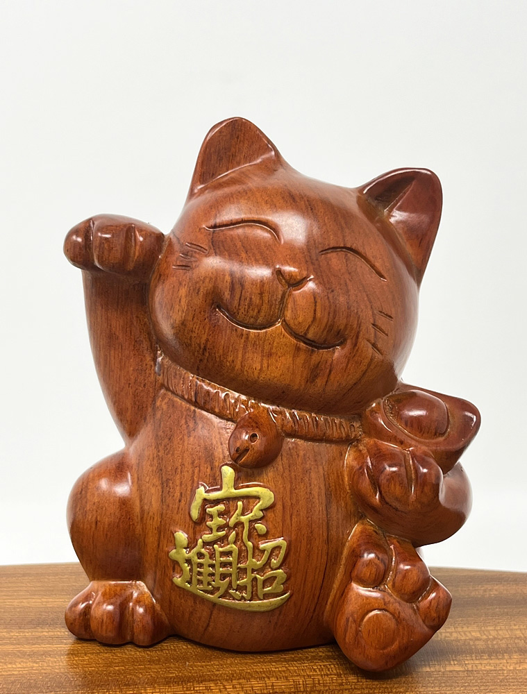"Maneki Neko" - "Gatto della Fortuna" scolpito in legno di mela cotogna (15 cm)