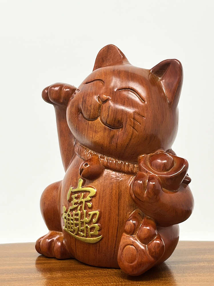 "Maneki Neko" - "Gatto della Fortuna" scolpito in legno di mela cotogna (15 cm) - immagine 2