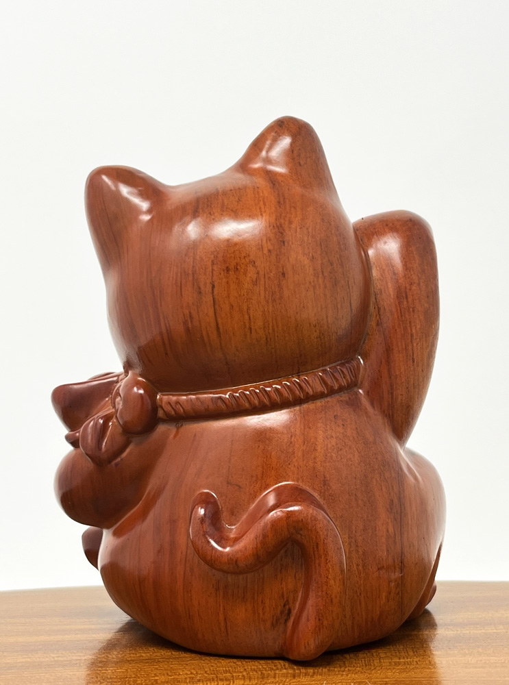 "Maneki Neko" - "Gatto della Fortuna" scolpito in legno di mela cotogna (15 cm) - immagine 5