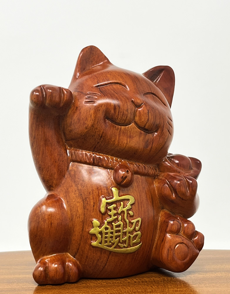"Maneki Neko" - "Gatto della Fortuna" scolpito in legno di mela cotogna (15 cm) - immagine 6