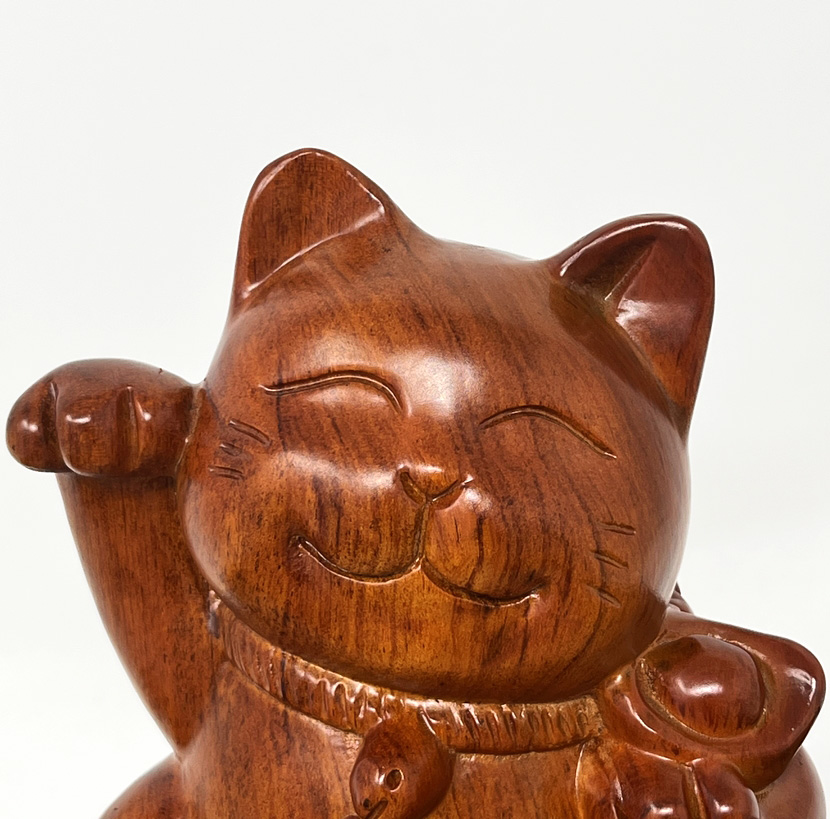 "Maneki Neko" - "Gatto della Fortuna" scolpito in legno di mela cotogna (15 cm) - immagine 7