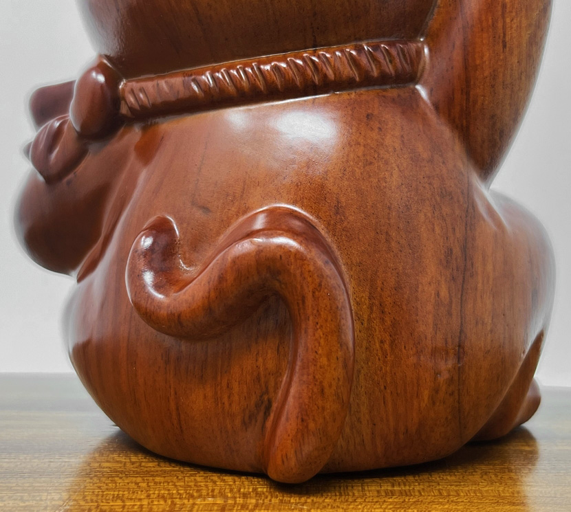 "Maneki Neko" - "Gatto della Fortuna" scolpito in legno di mela cotogna (15 cm) - immagine 9