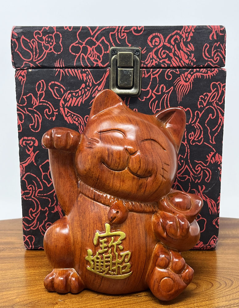 "Maneki Neko" - "Gatto della Fortuna" scolpito in legno di mela cotogna (15 cm) - immagine 12