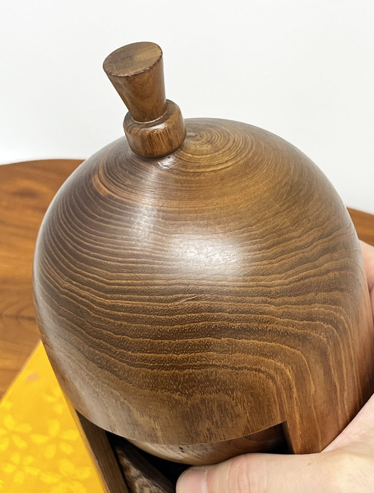 Raffinata kokeshi vintage da collezione "Dōjo" – "Giovane ragazza" di Shido Shozan (26,5 cm) - immagine 10