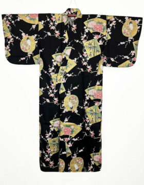 Yukata nero con elegante motivo di gru e ventagli
