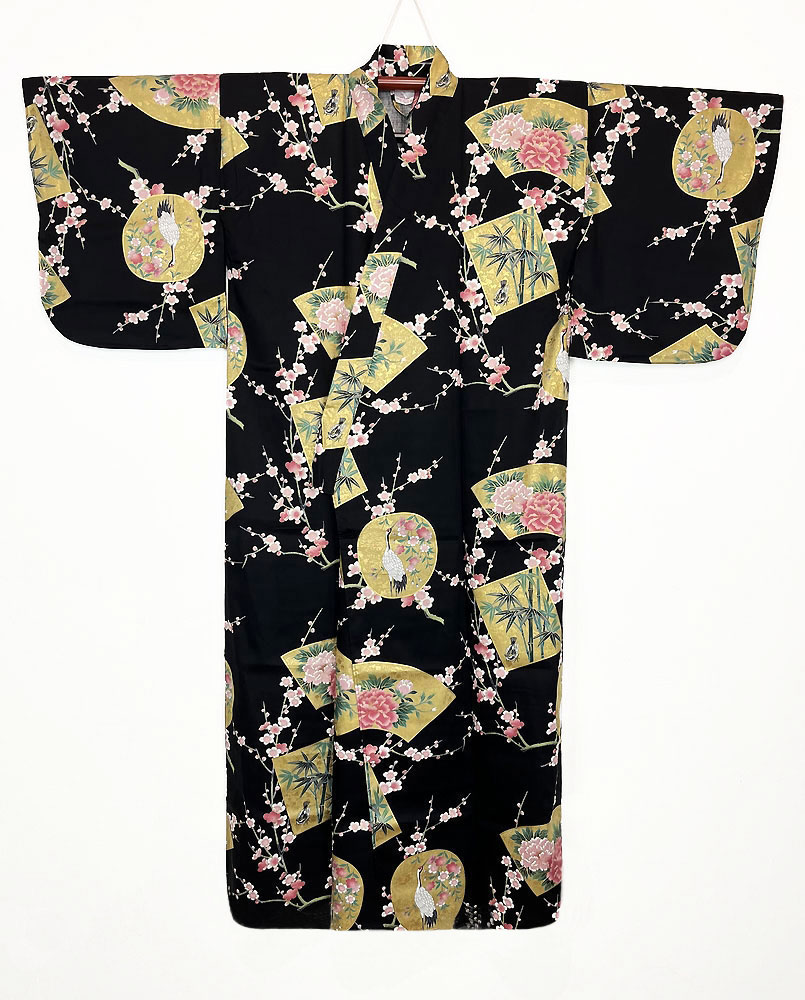 Yukata nero con elegante motivo di gru e ventagli