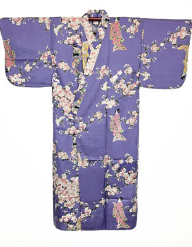 Yukata viola con elegante motivo di fiori di ciliegio e geisha