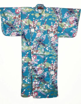 Yukata turchese con elegante motivo di principessa e fiori di ciliegio