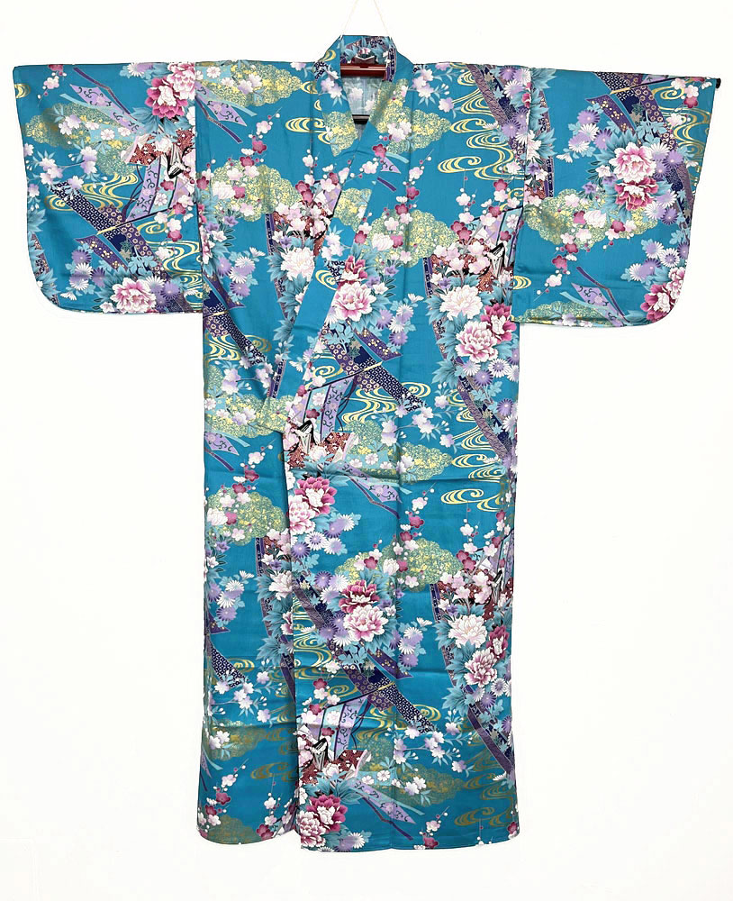 Yukata turchese con elegante motivo di principessa e fiori di ciliegio