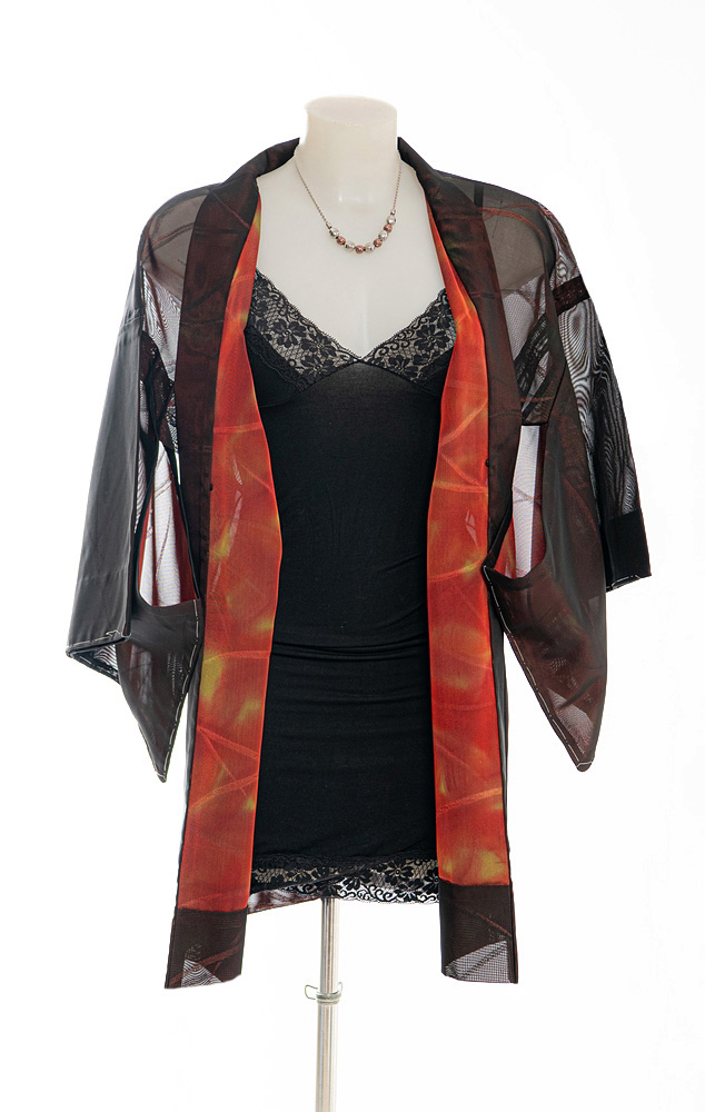 Haori Kimono nero semitrasparente con elegante motivo rosso cangiante - immagine 3