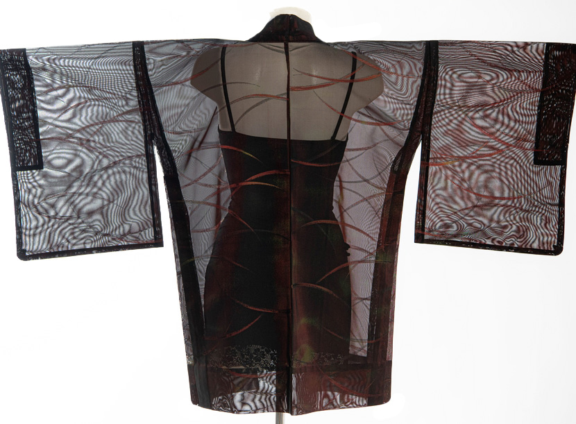 Haori Kimono nero semitrasparente con elegante motivo rosso cangiante - immagine 5