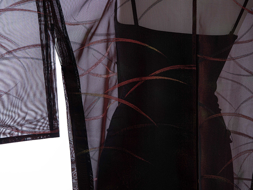 Haori Kimono nero semitrasparente con elegante motivo rosso cangiante - immagine 6