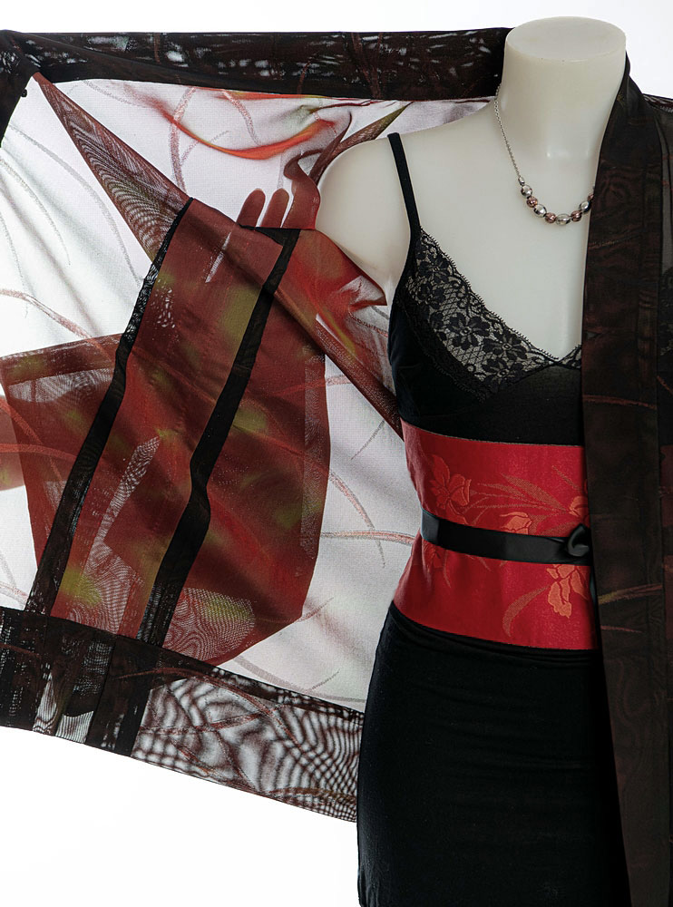 Haori Kimono nero semitrasparente con elegante motivo rosso cangiante - immagine 8