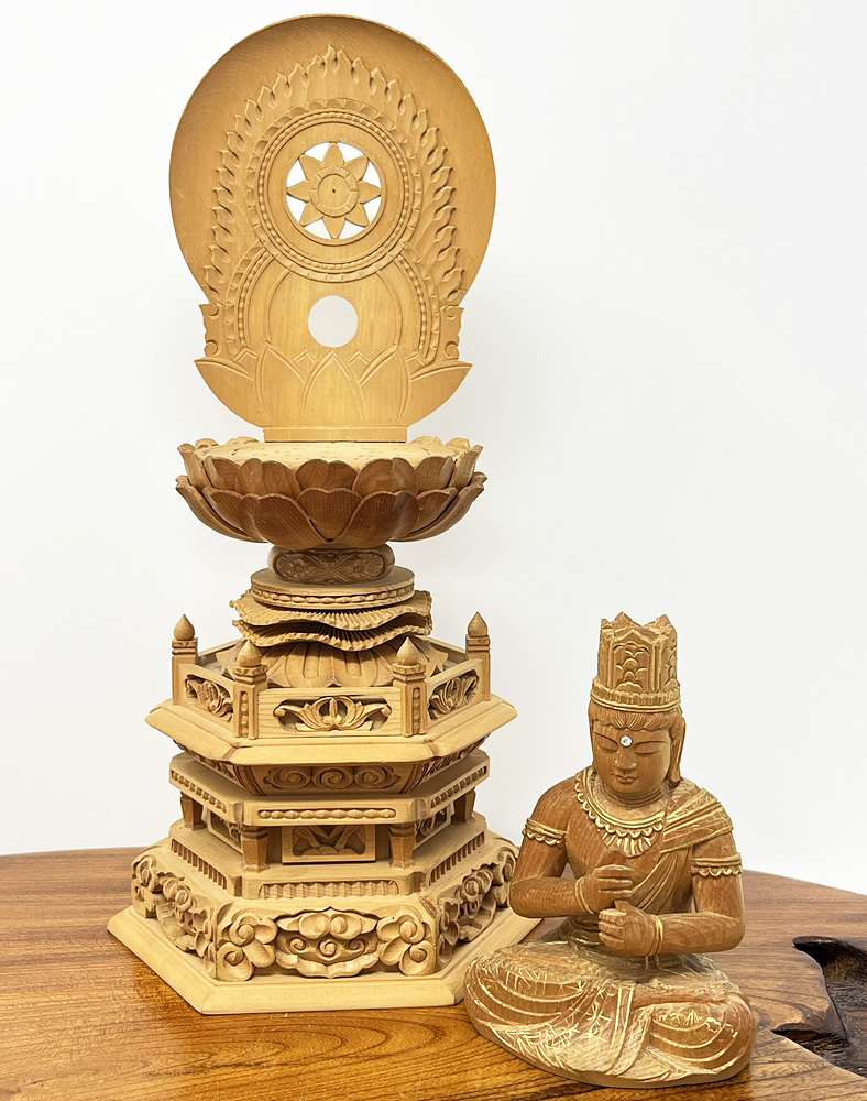 Statua di Buddha Dainichi Nyorai seduto su piedistallo esagonale (27,5 cm) - immagine 16