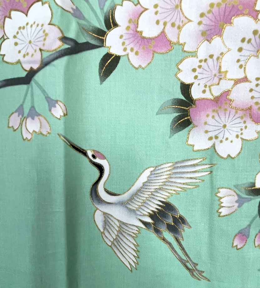 Yukata acquamarina con elegante motivo di fiori di ciliegio e geisha - immagine 10