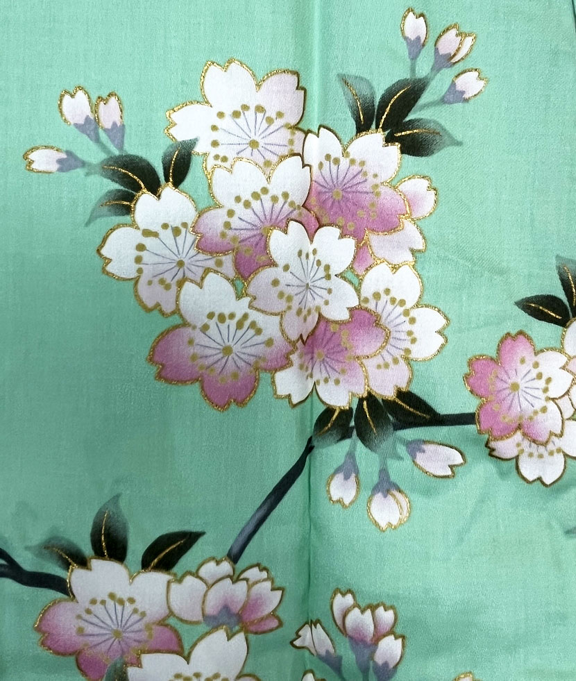 Yukata acquamarina con elegante motivo di fiori di ciliegio e geisha - immagine 12