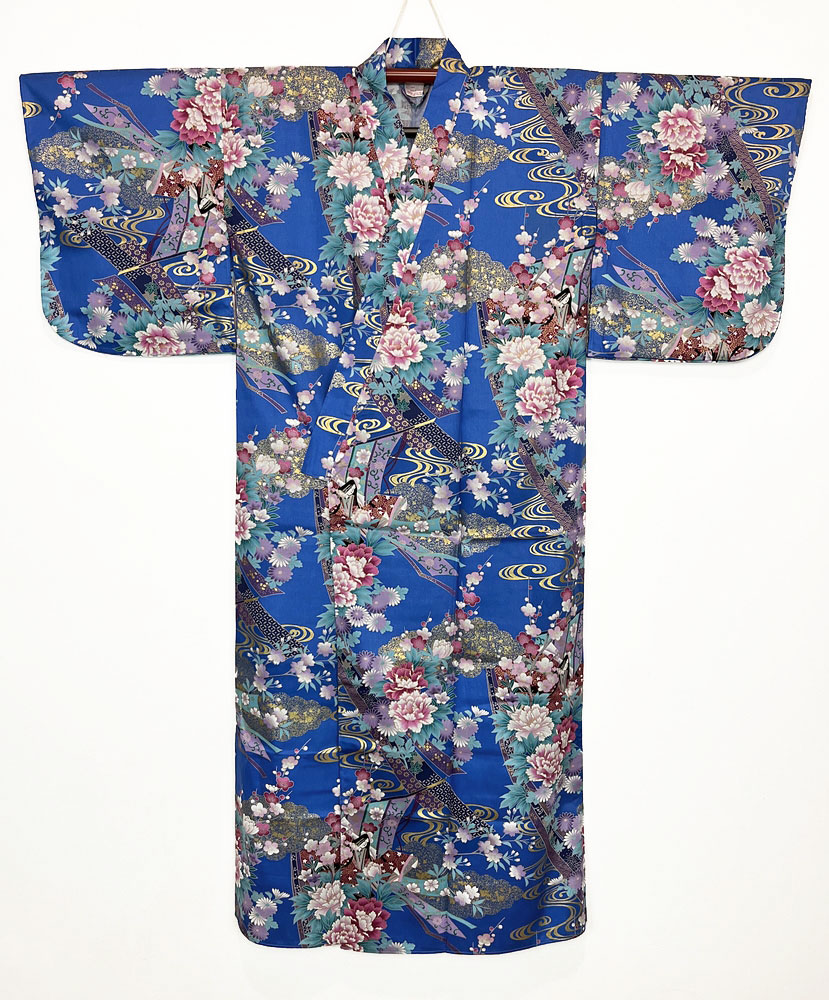 Yukata azzurro con elegante motivo di principessa e fiori di ciliegio