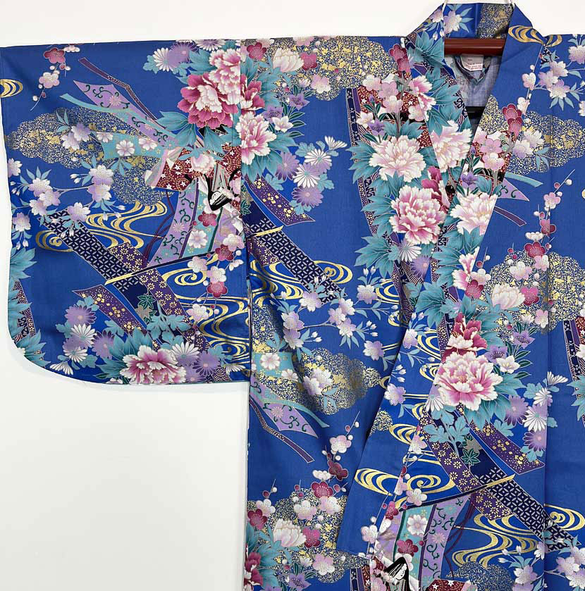 Yukata azzurro con elegante motivo di principessa e fiori di ciliegio - immagine 2
