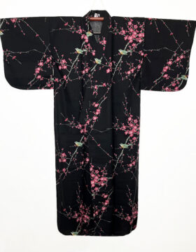 Yukata nero con raffinato motivo di passero su pruno in fiore