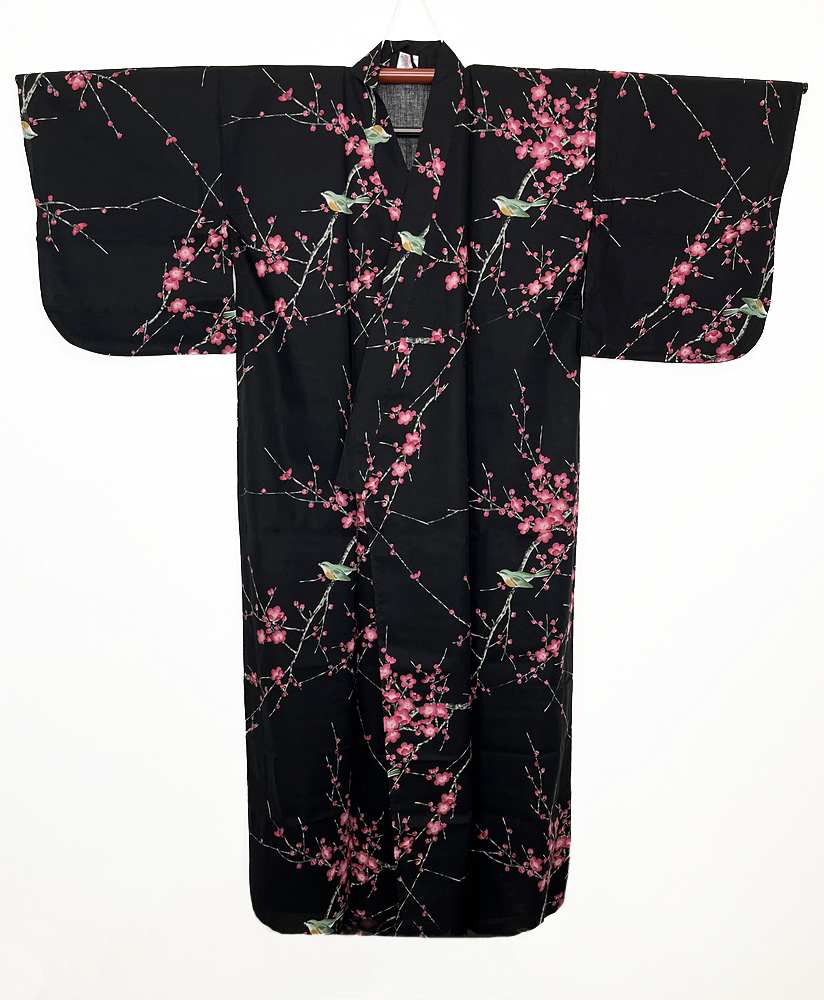 Yukata nero con raffinato motivo di passero su pruno in fiore