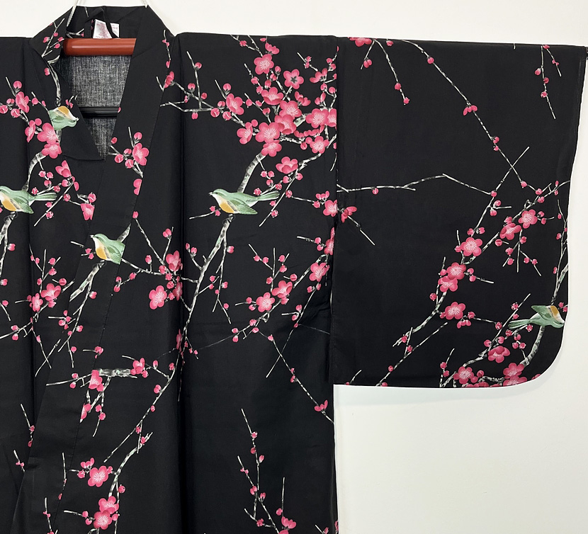 Yukata nero con raffinato motivo di passero su pruno in fiore - immagine 4