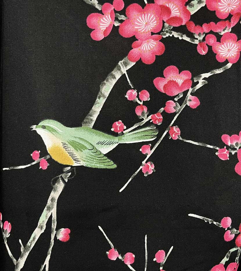 Yukata nero con raffinato motivo di passero su pruno in fiore - immagine 3