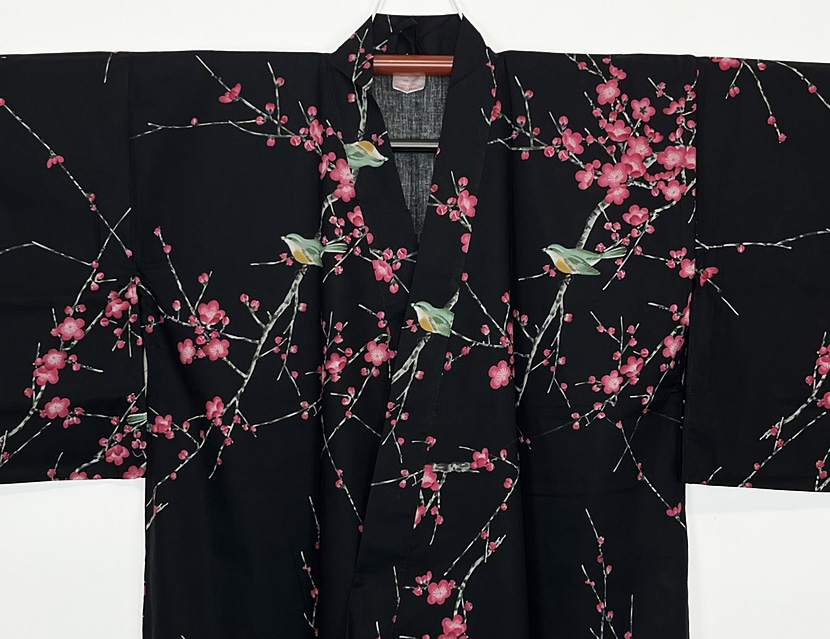 Yukata nero con raffinato motivo di passero su pruno in fiore - immagine 5