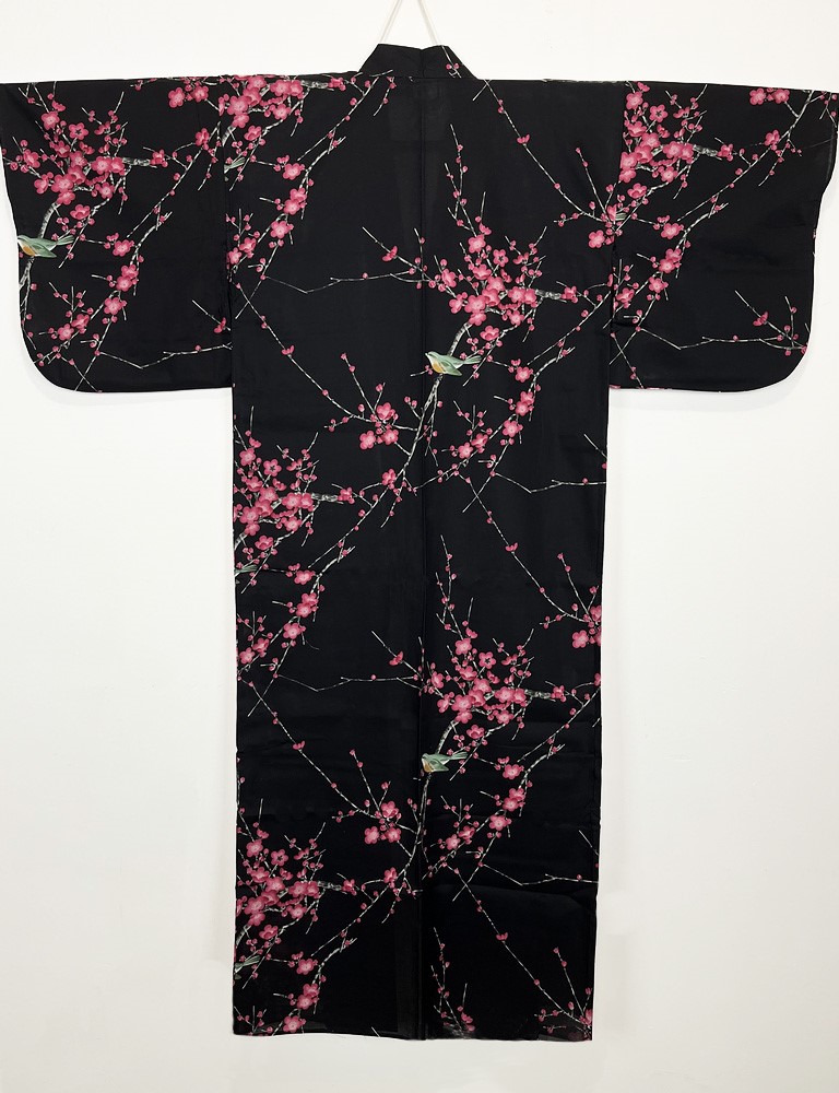 Yukata nero con raffinato motivo di passero su pruno in fiore - immagine 6