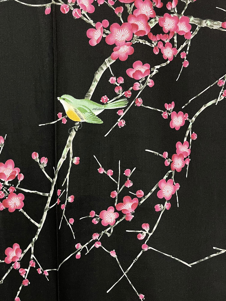 Yukata nero con raffinato motivo di passero su pruno in fiore - immagine 7