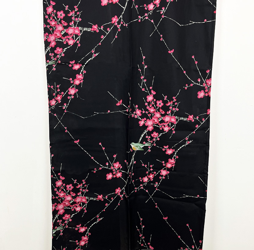 Yukata nero con raffinato motivo di passero su pruno in fiore - immagine 8