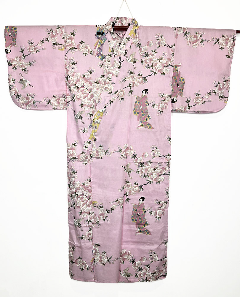 Yukata rosa con elegante motivo di fiori di ciliegio e geisha