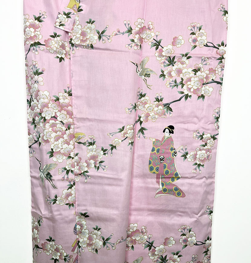 Yukata rosa con elegante motivo di fiori di ciliegio e geisha - immagine 4