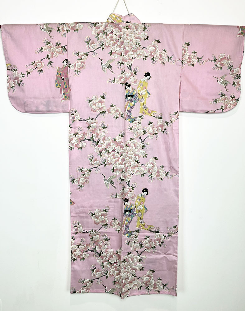 Yukata rosa con elegante motivo di fiori di ciliegio e geisha - immagine 5