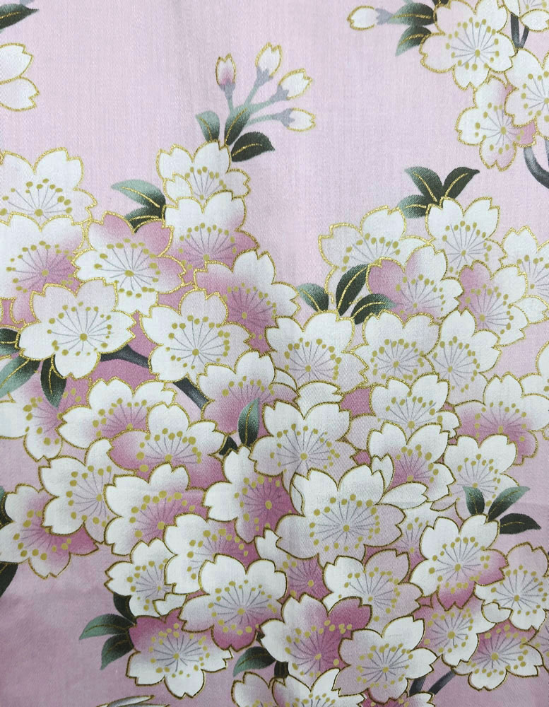 Yukata corto rosa con elegante motivo di fiori di ciliegio e geisha - immagine 10