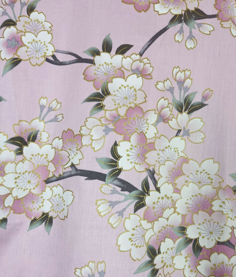 Yukata corto rosa con elegante motivo di fiori di ciliegio e geisha - immagine 6