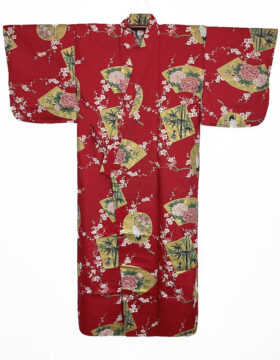 Yukata rosso con elegante motivo di gru e ventagli