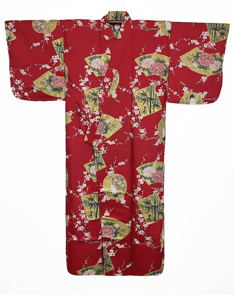 Yukata rosso con elegante motivo di gru e ventagli