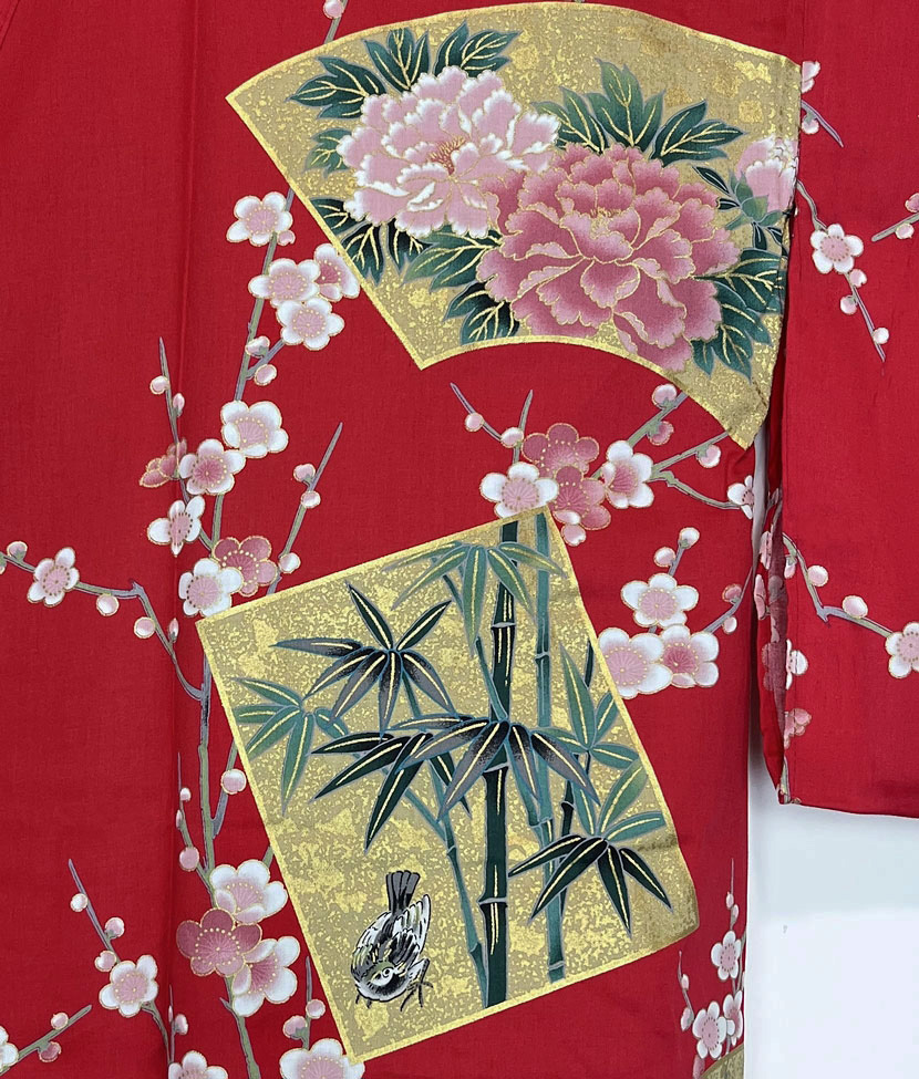 Yukata rosso con elegante motivo di gru e ventagli - immagine 3