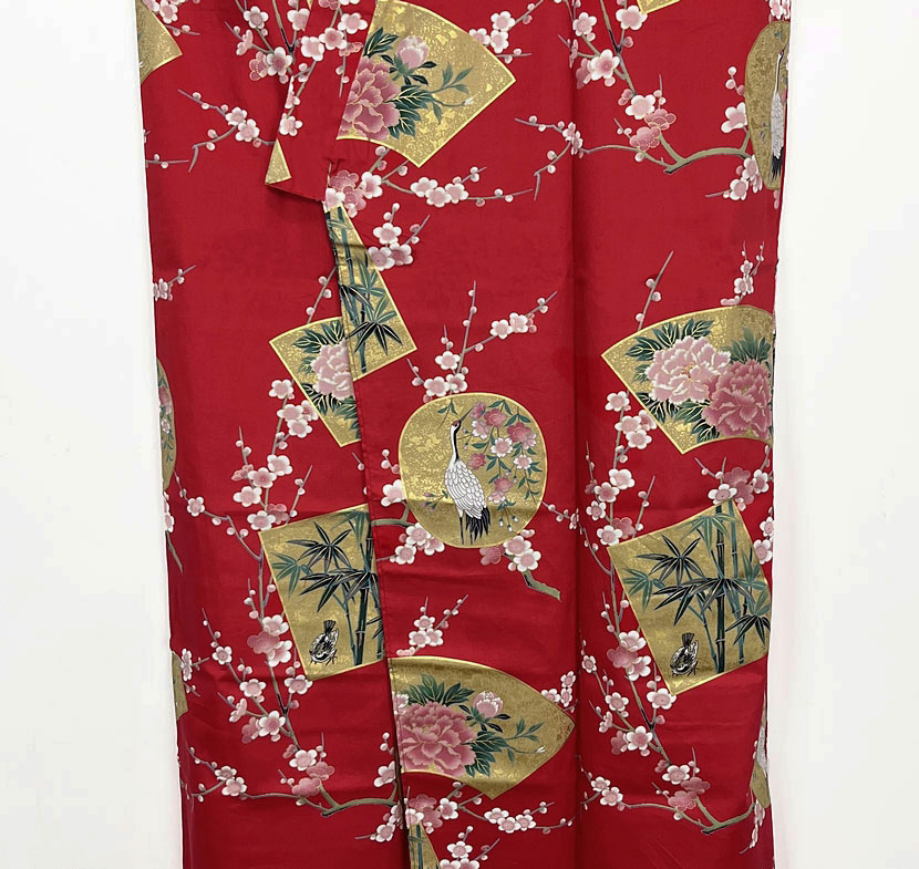 Yukata rosso con elegante motivo di gru e ventagli - immagine 4